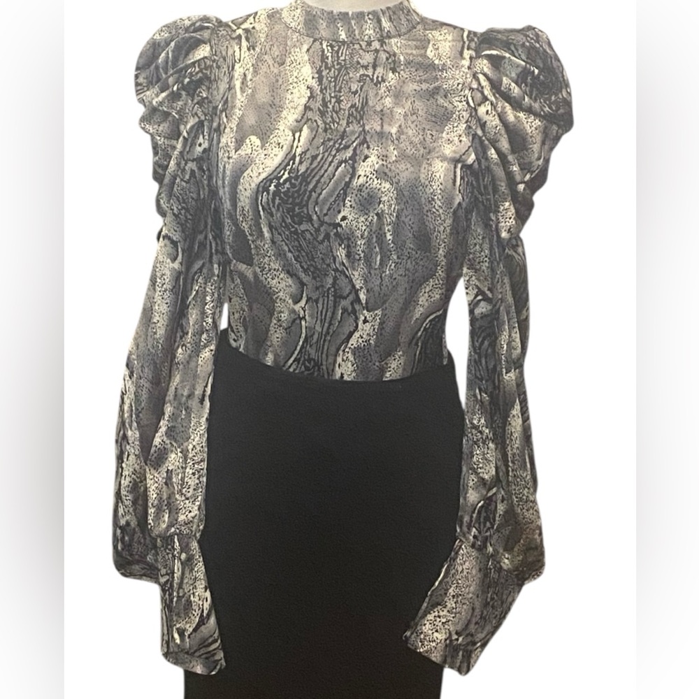Sculpted Sleeve Marble-Print Women's Top in Black and Gray
